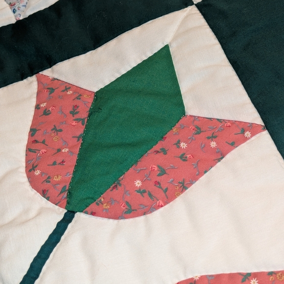 New Handmade Tulip Pattern Floral Patchwork Quilt with Green Border - Picture 6 of 7